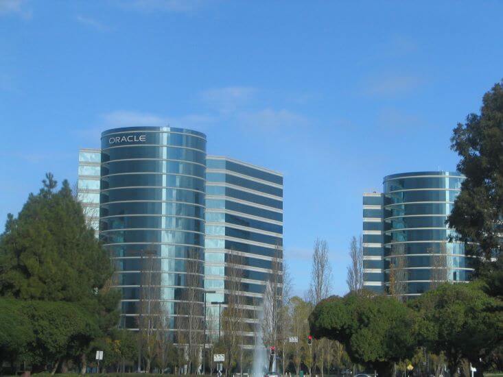 Oracle Meets Expectations, Raises Dividend as Momentum Grows